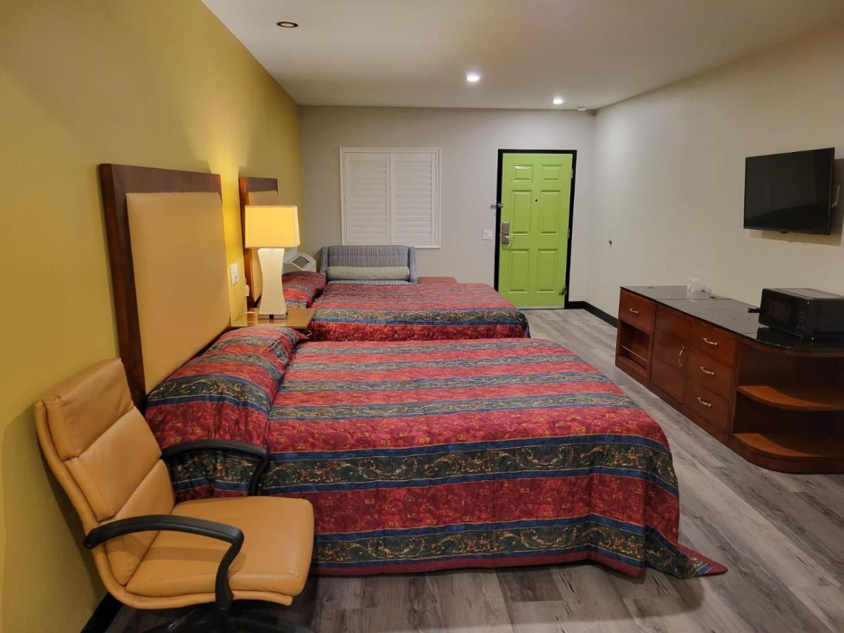 Stadium Inn & Spas — Photos 2