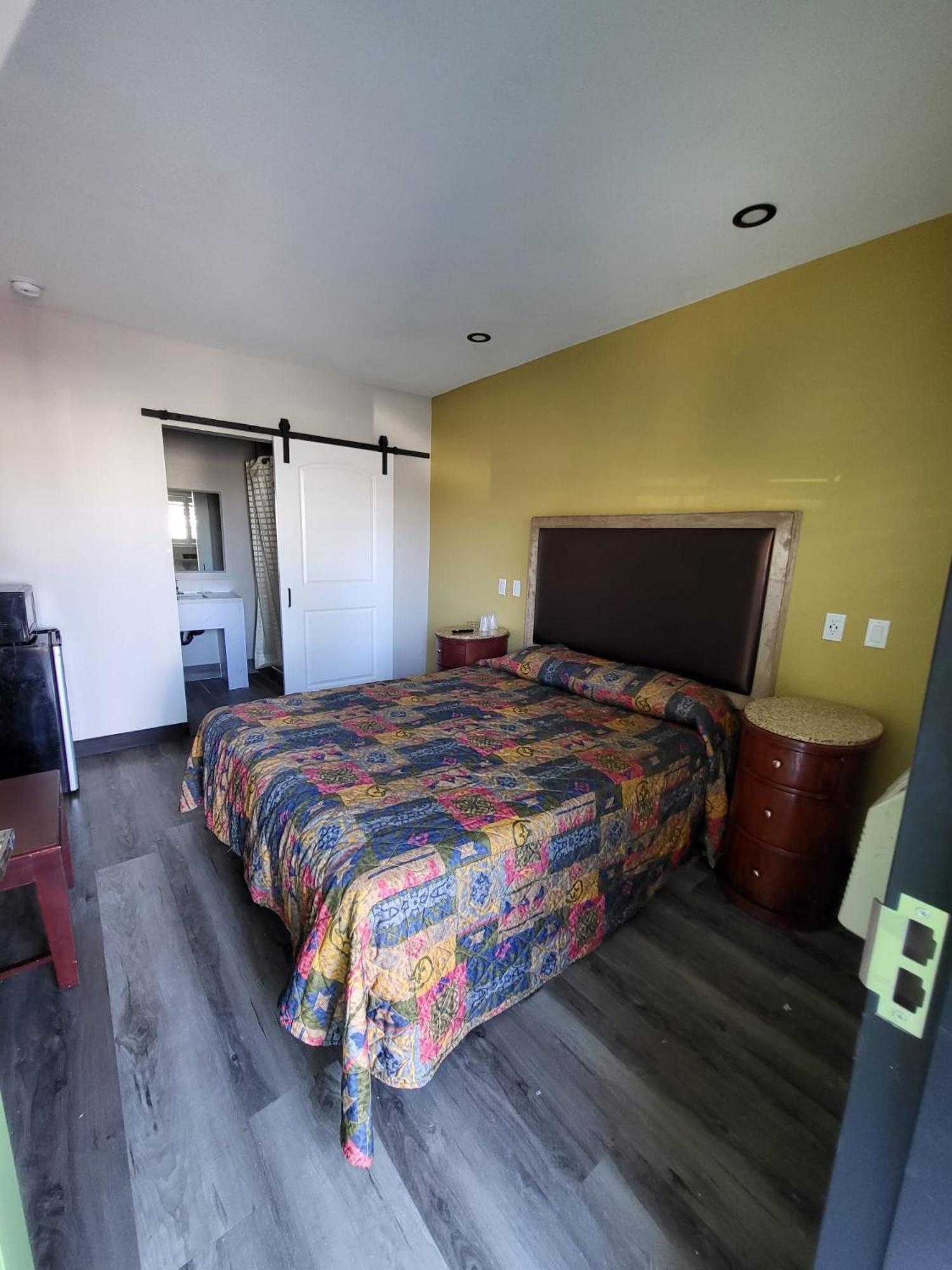 Stadium Inn & Spas — Photos 1